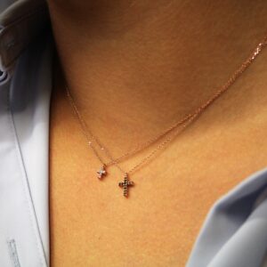 NECKLACE WITH CROSS IN GOLD AND DIAMONDS